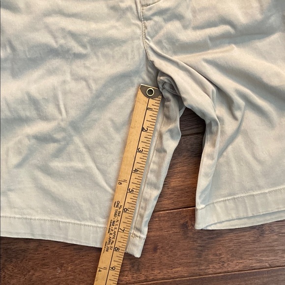 Vineyard Vines Tan Flat Front Shorts for Casual Wear - Picture 2 of 9